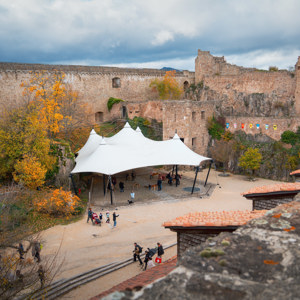 Vue sur la cour depuis les remparts Sud